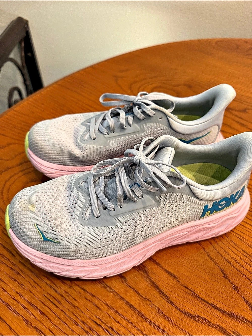 HOKA Arahi Athletic Shoes in Grey & Pink